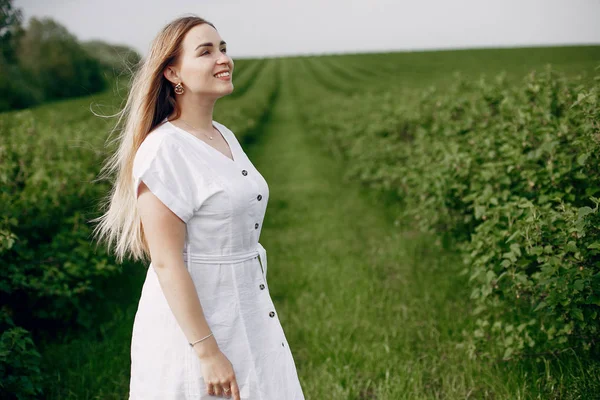Elegant and stylish girl in a summer field — Stock Photo, Image