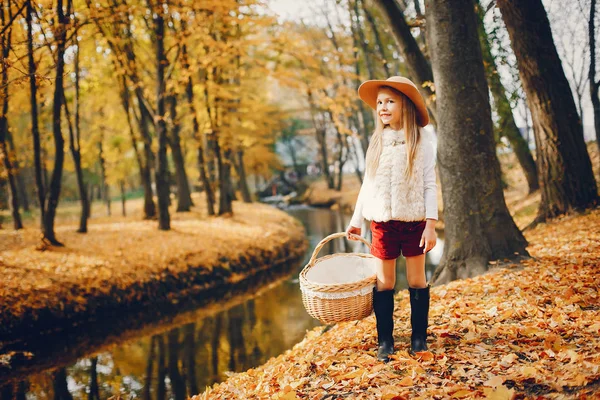 Menina bonito em um parque de outono — Fotografia de Stock