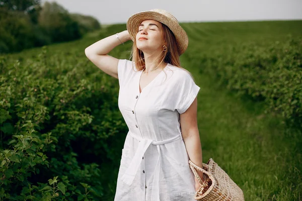 Elegant en stijlvol meisje in een zomerveld — Stockfoto