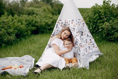 Bir yaz tarlasında oğulları ile anne