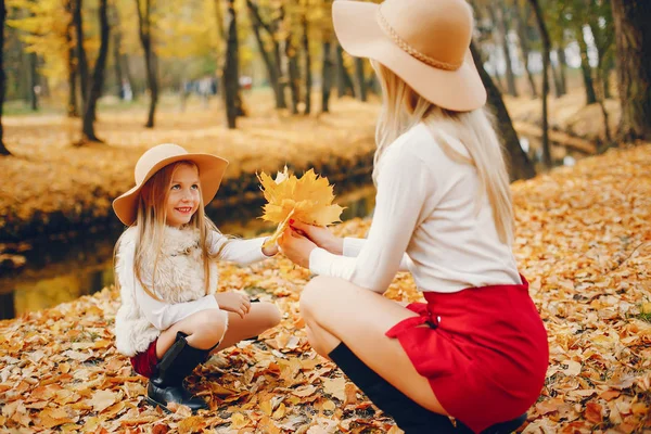 Cute i stylowa rodzina w jesiennym parku — Zdjęcie stockowe