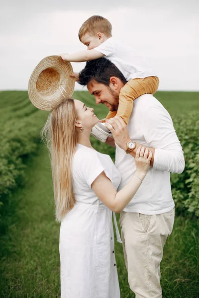 Família bonito jogando em um campo de verão — Fotografia de Stock