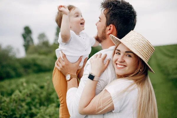 Nette Familie spielt in einem Sommerfeld — Stockfoto