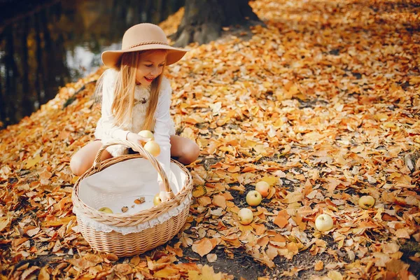 Roztomilá holčička v podzimním parku — Stock fotografie