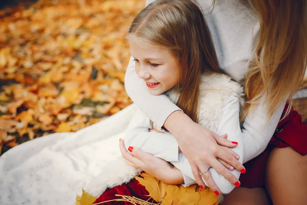 Família bonito e elegante em um parque de outono — Fotografia de Stock