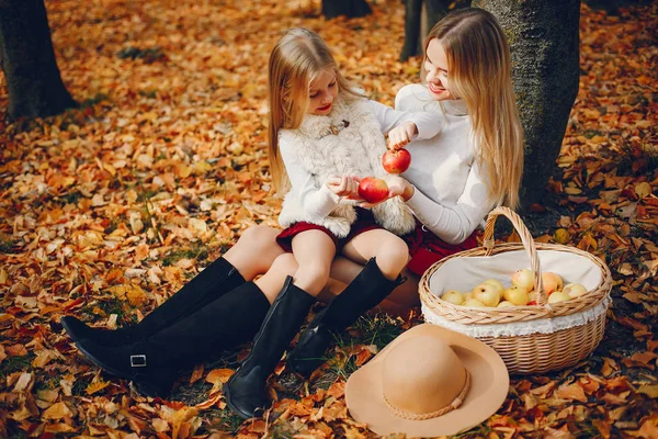 Familia linda y elegante en un parque de otoño — Foto de Stock