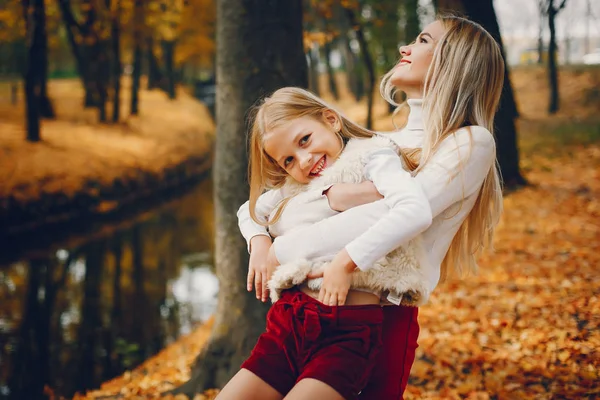 Cute and stylish family in a autumn park — Stock Photo, Image