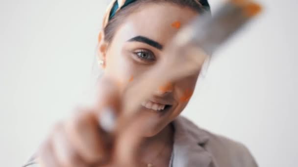 Close-up van meisje werknemer schilderij met een kwast — Stockvideo