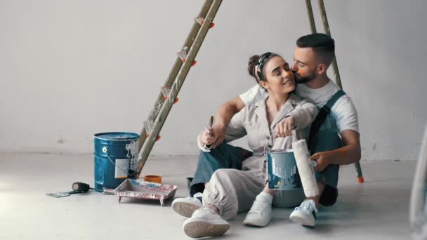 Casal feliz pintando seu primeiro apartamento juntos — Vídeo de Stock