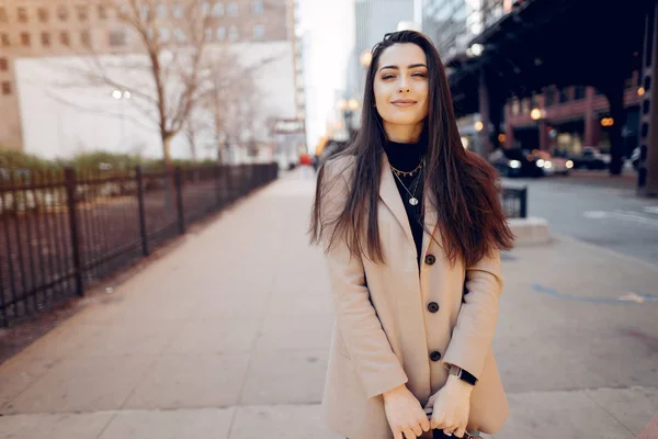 Mode Mädchen zu Fuß in einer sping Stadt — Stockfoto