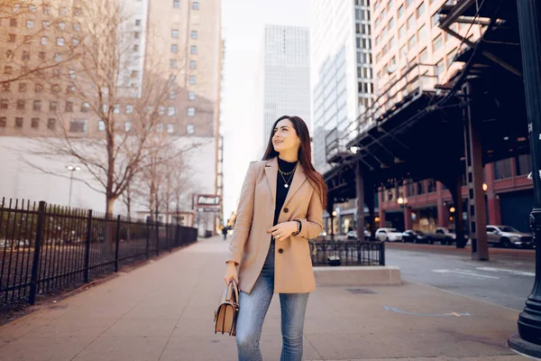Mode flicka promenader i en sping stad — Stockfoto