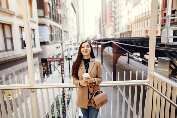 Mode flicka promenader i en sping stad — Stockfoto