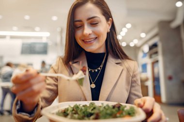 Bir kafede oturan güzel kız