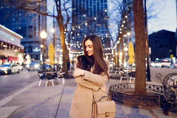 Mode Mädchen zu Fuß in einer Abendstadt — Stockfoto