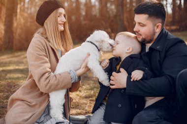 Bir bahar parkında oynayan sevimli aile