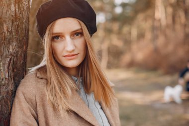 Sevimli kız bir bahar parkta dinlenmek var