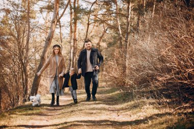 Bir bahar parkında oynayan sevimli aile