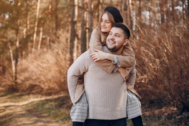 Güzel bir çift yaz parkında vakit geçirir.