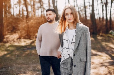 Güzel bir çift yaz parkında vakit geçirir.