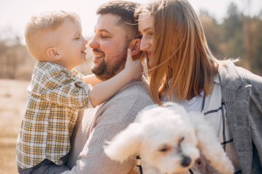 Bir bahar parkında oynayan sevimli aile