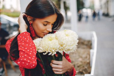 Bir yaz şehrinde zarif esmer