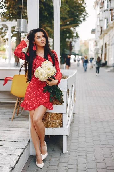 Elegant brunette in a summer city — Stock Photo, Image