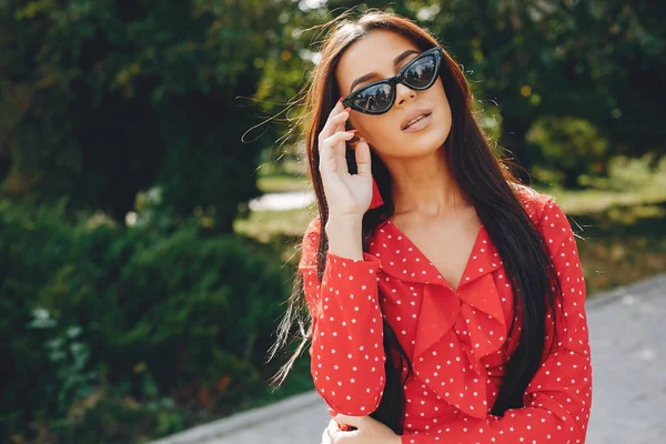 Morena elegante em uma cidade de verão — Fotografia de Stock