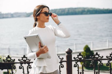 Bir yaz şehrinde zarif iş kadını