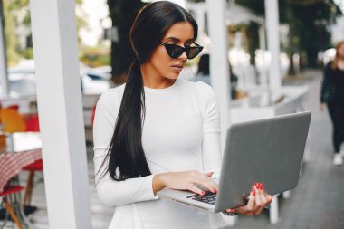 Bir yaz şehrinde zarif iş kadını