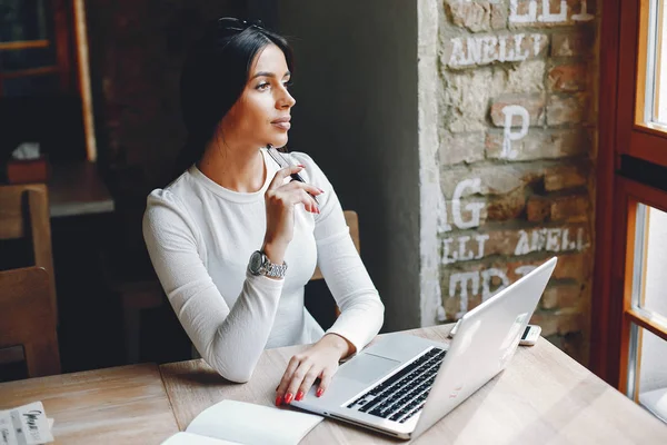 Elegant businesswoman in a summer city — Stock Photo, Image