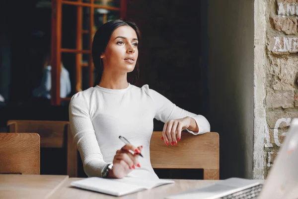 Elegante empresaria en una ciudad de verano — Foto de Stock