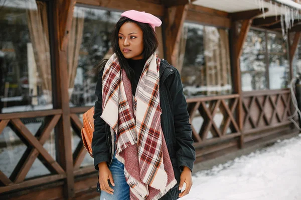 Menina preta elegante em uma cidade de inverno — Fotografia de Stock