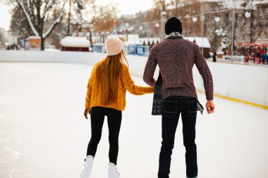 Bir Ice arena içinde şirin çift