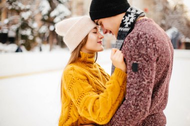 Bir Ice arena içinde şirin çift