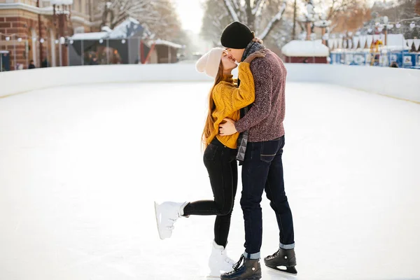 Casal bonito em uma arena de gelo — Fotografia de Stock