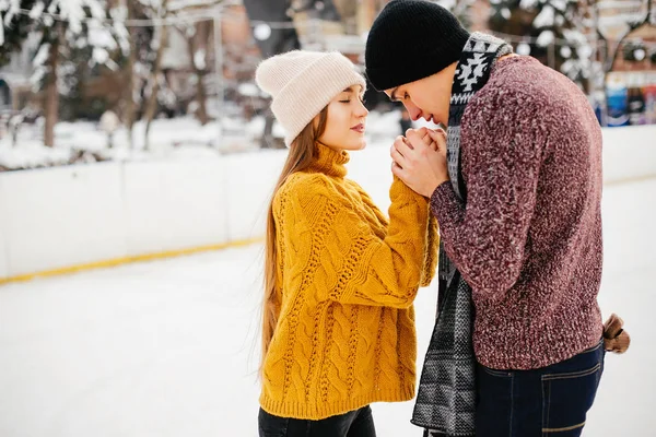 Linda pareja en una arena de hielo — Foto de Stock