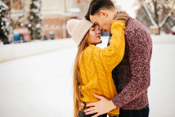 Casal bonito em uma arena de gelo — Fotografia de Stock