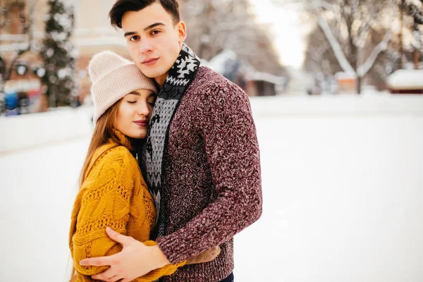 Couple mignon dans une arène de glace — Photo