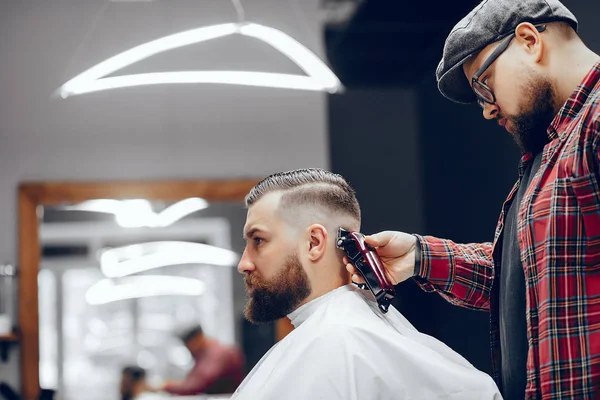 Stylish man sitting in a barbershop — Stock Photo, Image