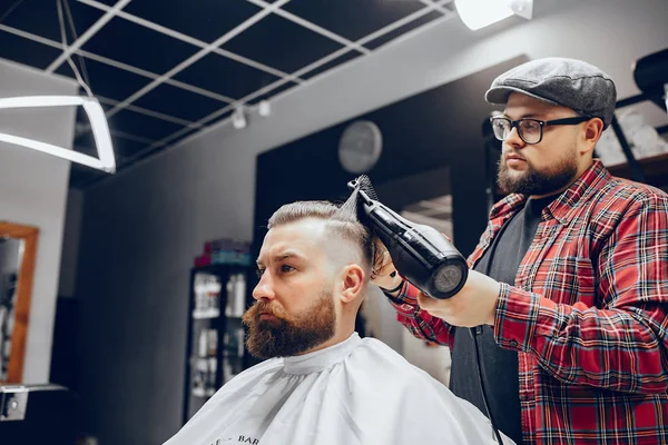Elegante hombre sentado en una barbería —  Fotos de Stock