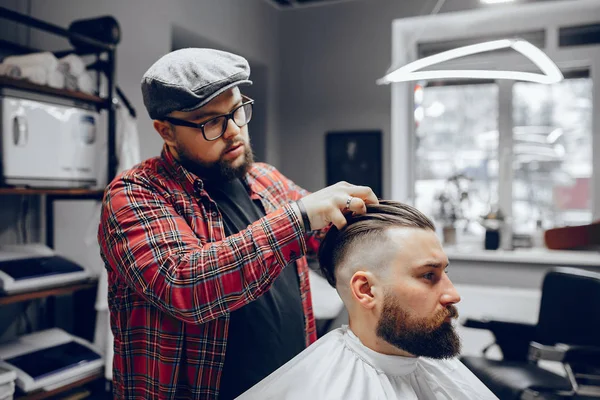 Elegante hombre sentado en una barbería — Foto de Stock