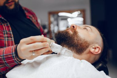 Berber dükkanında oturan şık bir adam.