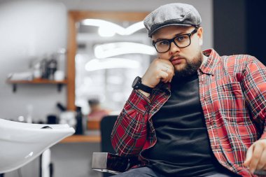 Bir berber dükkanında yakışıklı işadamı