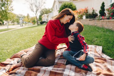 Güzel anne ile küçük oğlu