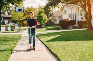 Bir sonbahar parkta küçük çocuk