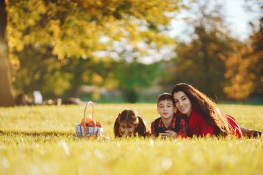 Küçük çocukları olan güzel bir anne.