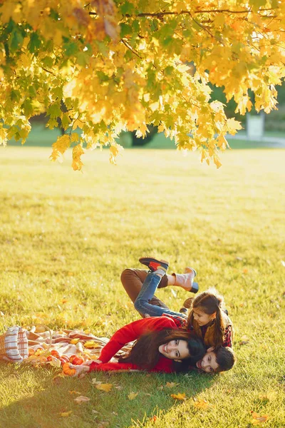 Hermosa madre con niños pequeños — Foto de Stock