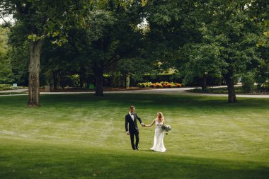 Zarif bir düğün çifti