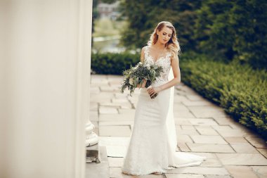 Parktaki zarif gelin.