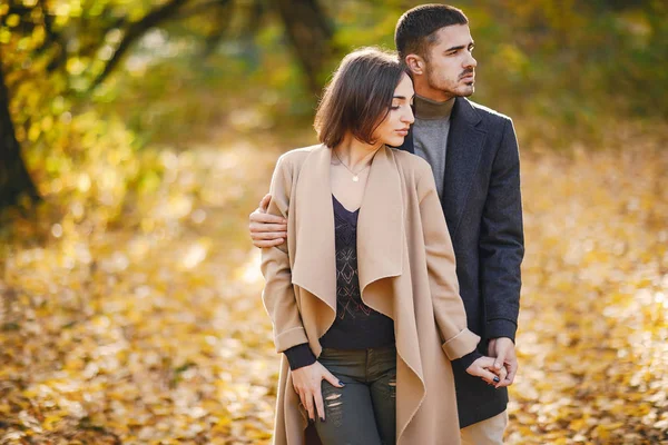 Couple in the park — Stock Photo, Image